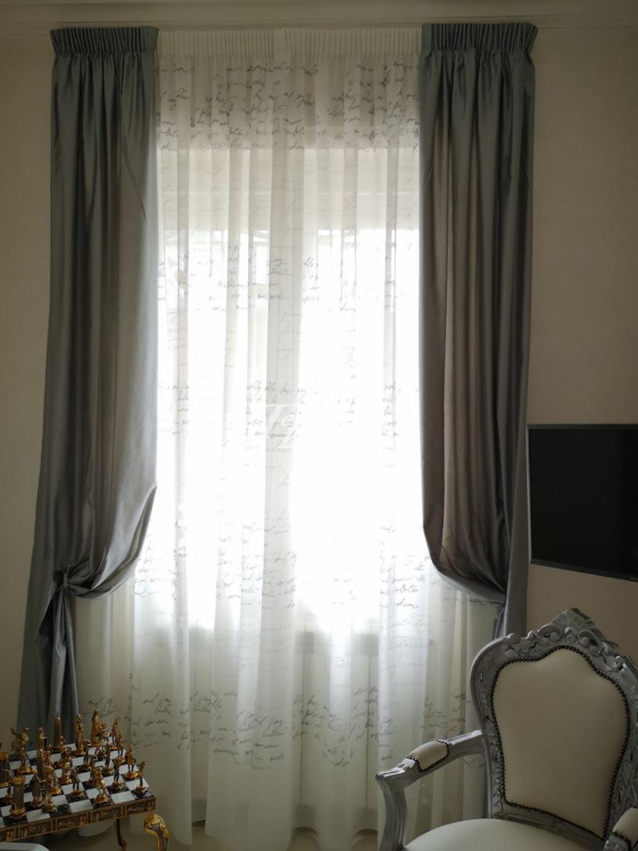 Doppia tenda installata a soffitto